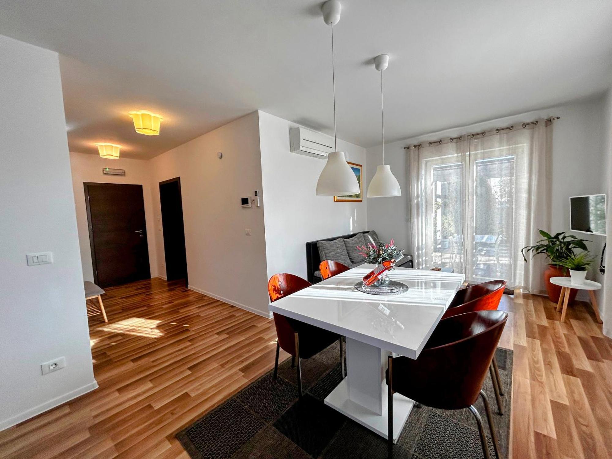Rooms And Apartments Istrasoley Bale Eksteriør bilde